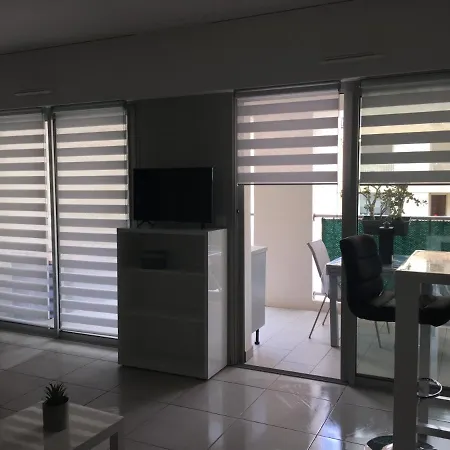 Les Pieds Dans L'eau Du Trottel アジャクシオ