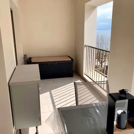 Les Pieds Dans L'eau Du Trottel