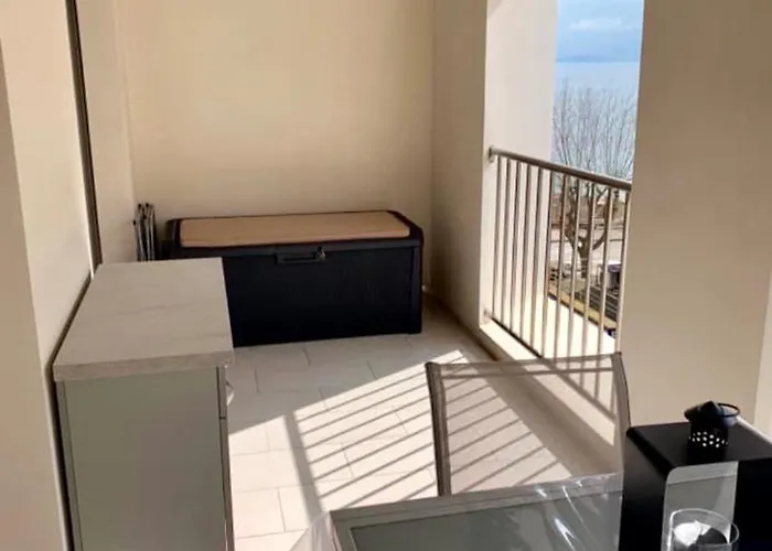 Les Pieds Dans L'eau Du Trottel